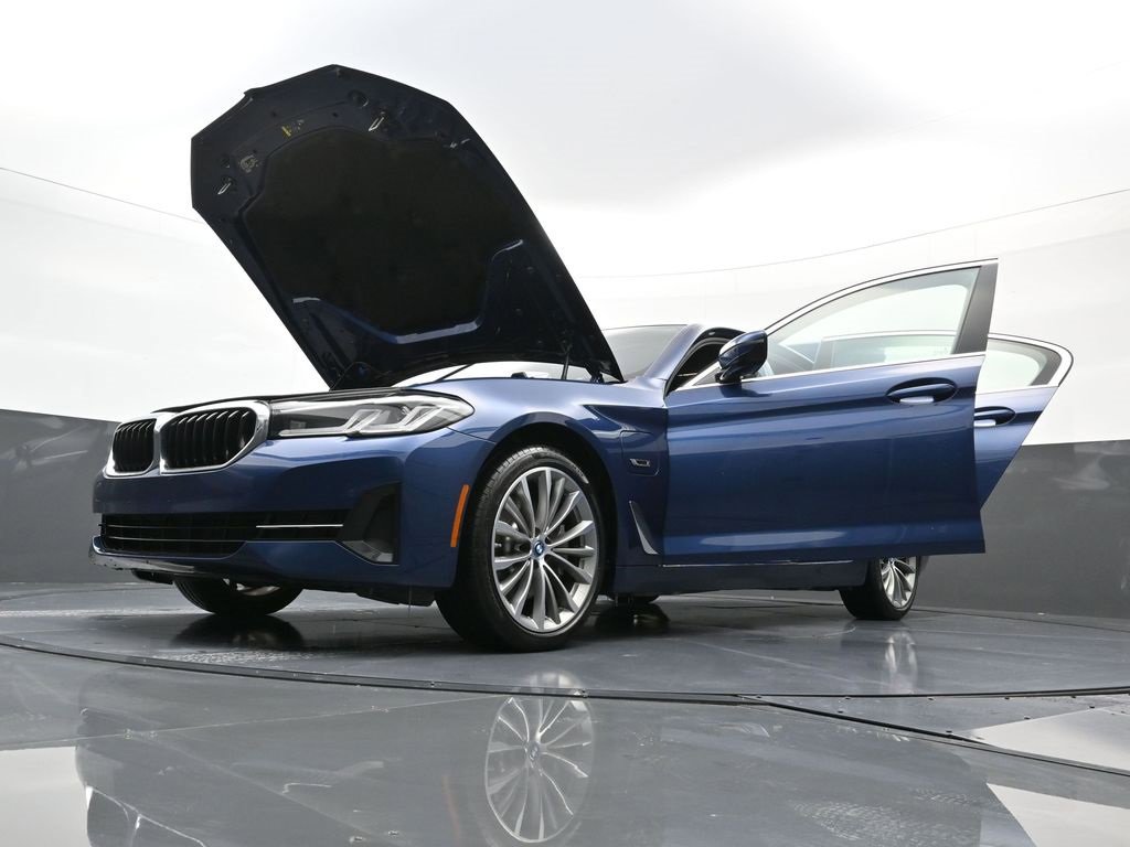 Used 2023 BMW 530e xDrive w/ Premium Package image 40