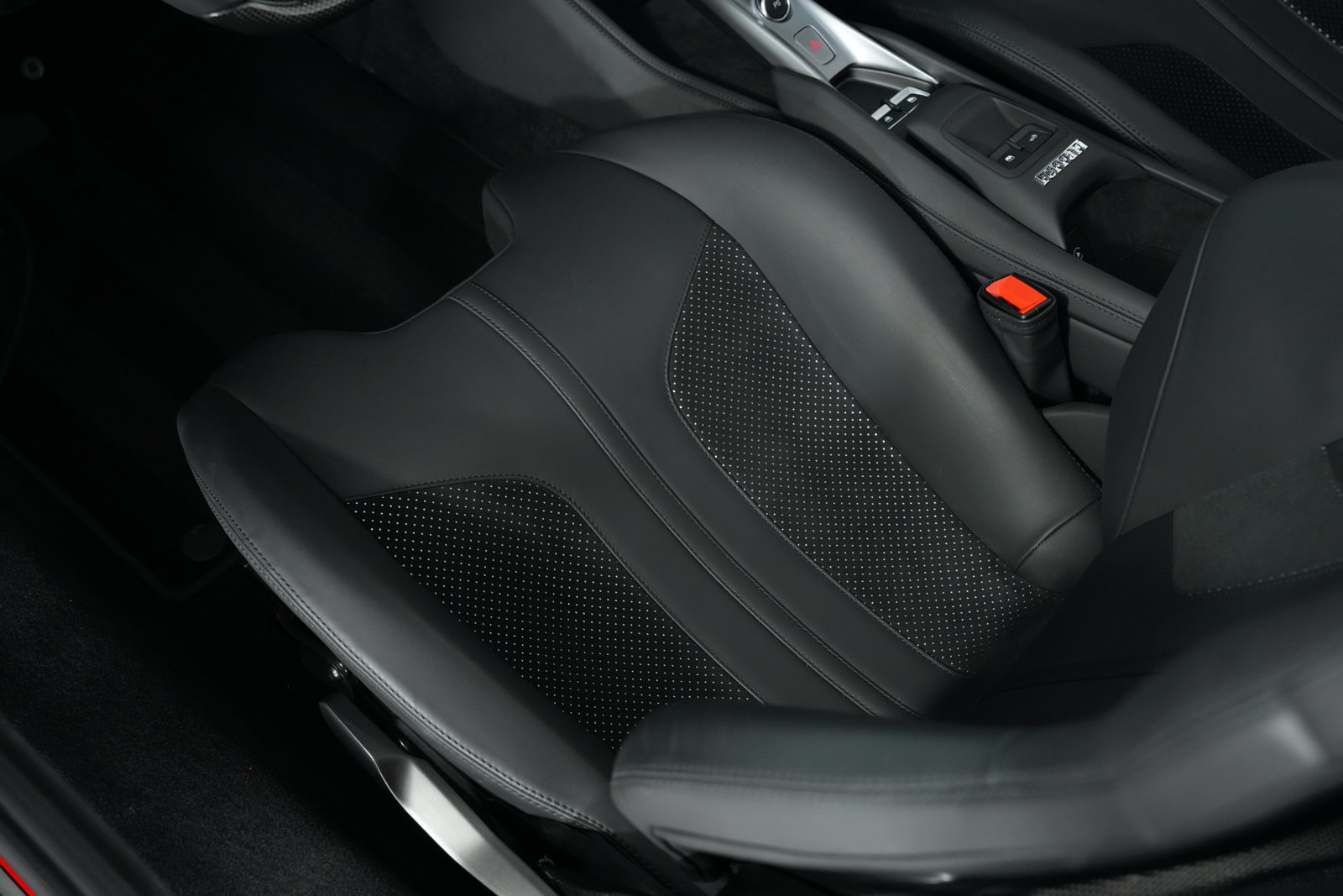 Used 2023 Ferrari F8 Spider RWD image 45