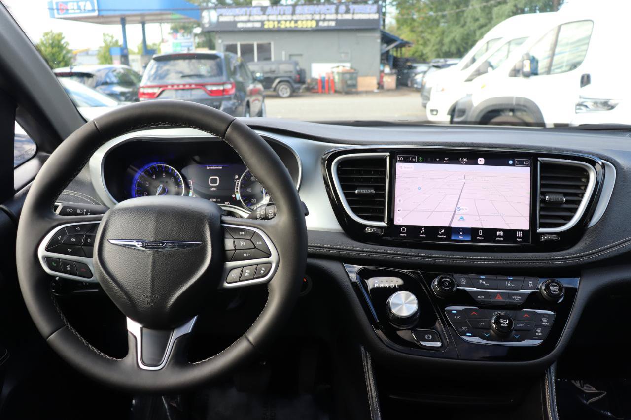 Used 2026 Chrysler Pacifica Limited FWD image 19