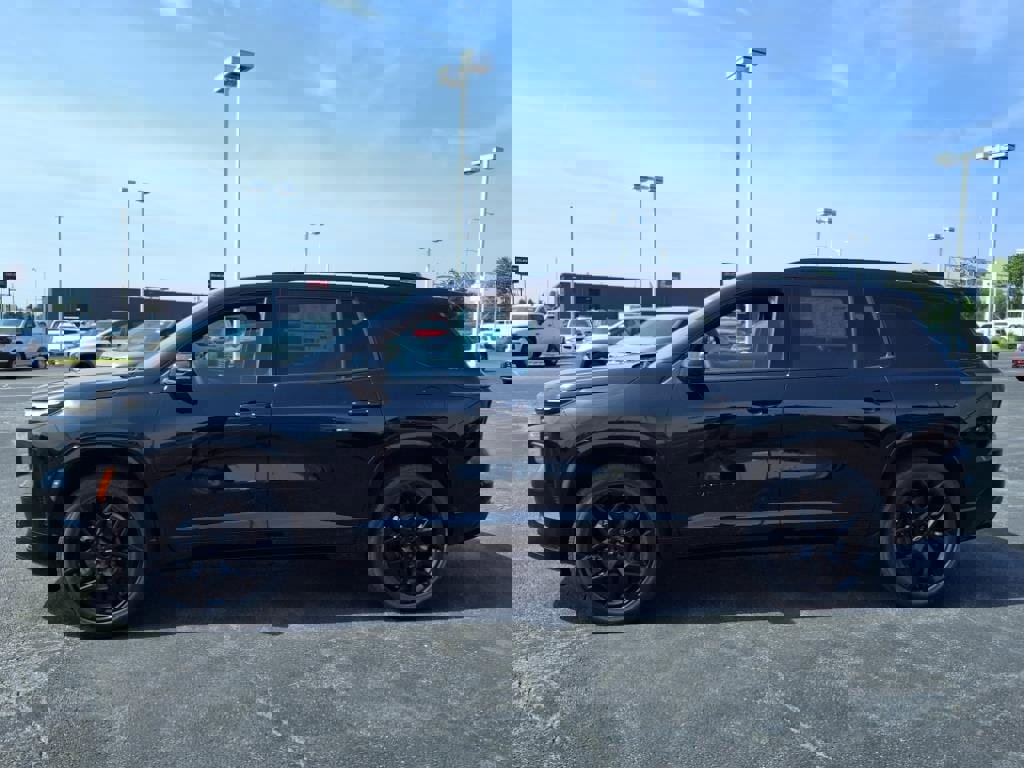 New 2025 Chevrolet Traverse RS w/ LPO, Floor Liner Package image 7