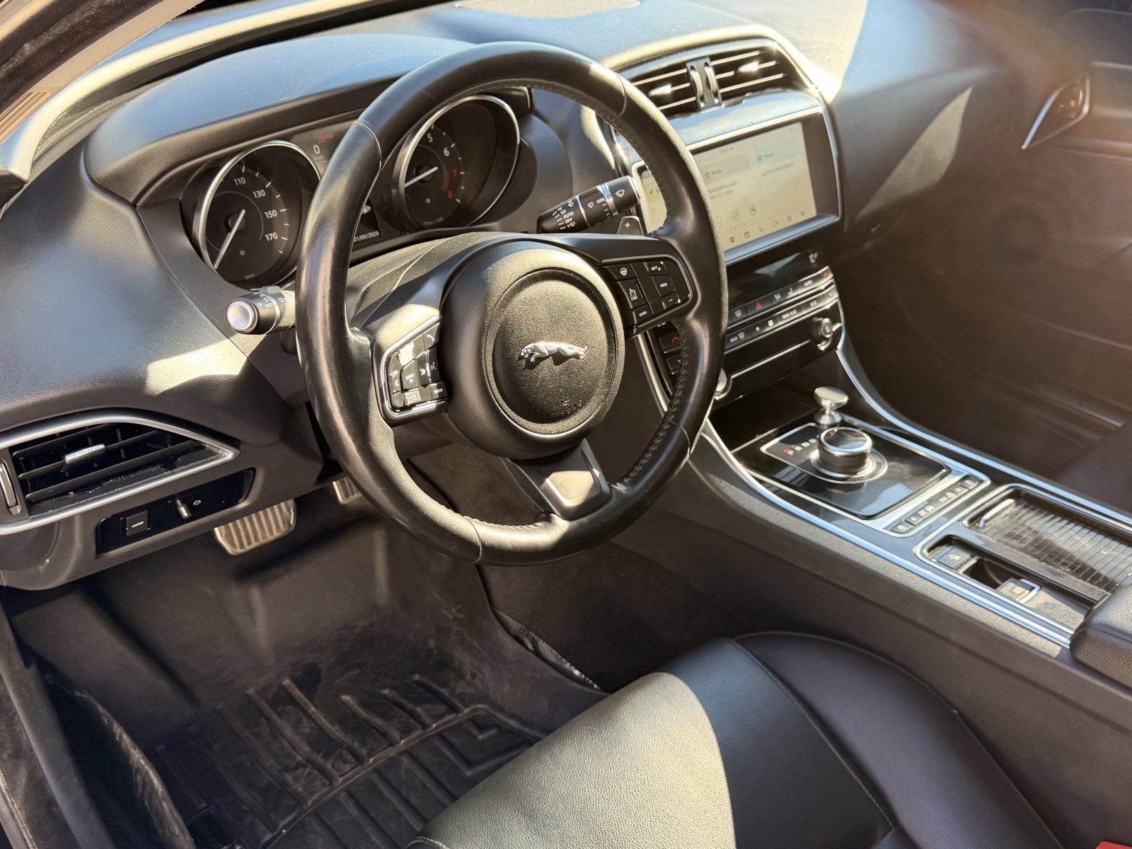 Used 2019 Jaguar XE Premium image 16