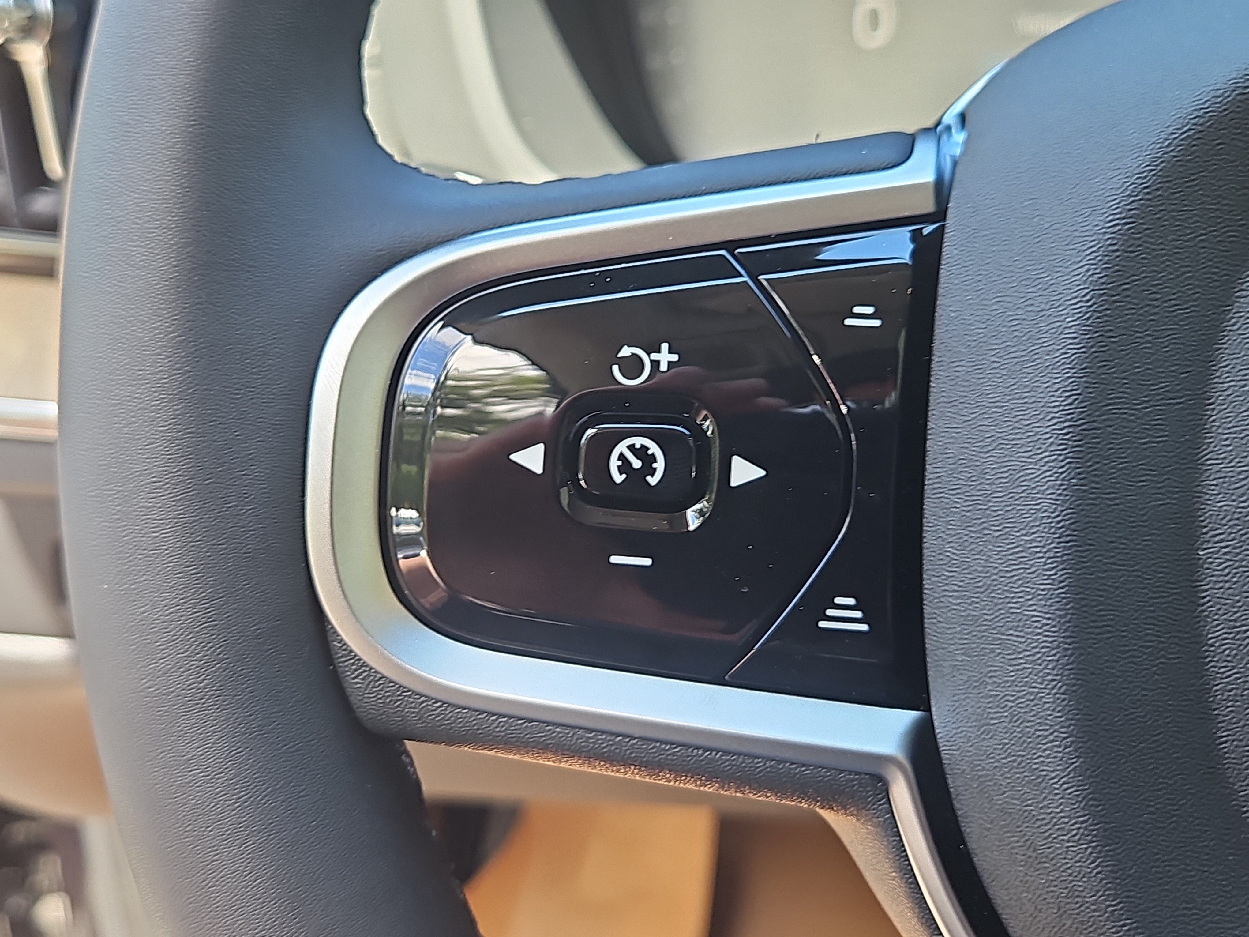 New 2026 Volvo XC60 T8 Ultra w/ Protection Package Premier AWD/4WD image 15