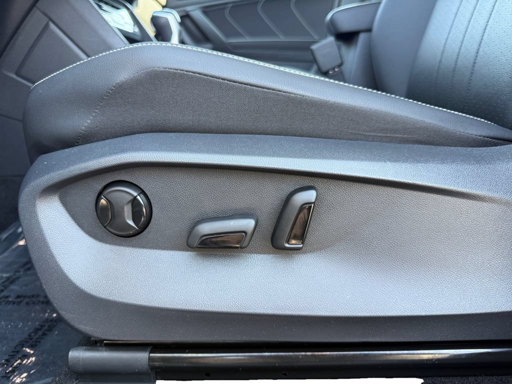 Used 2023 Volkswagen Tiguan SE w/ Panoramic Sunroof Package FWD image 10