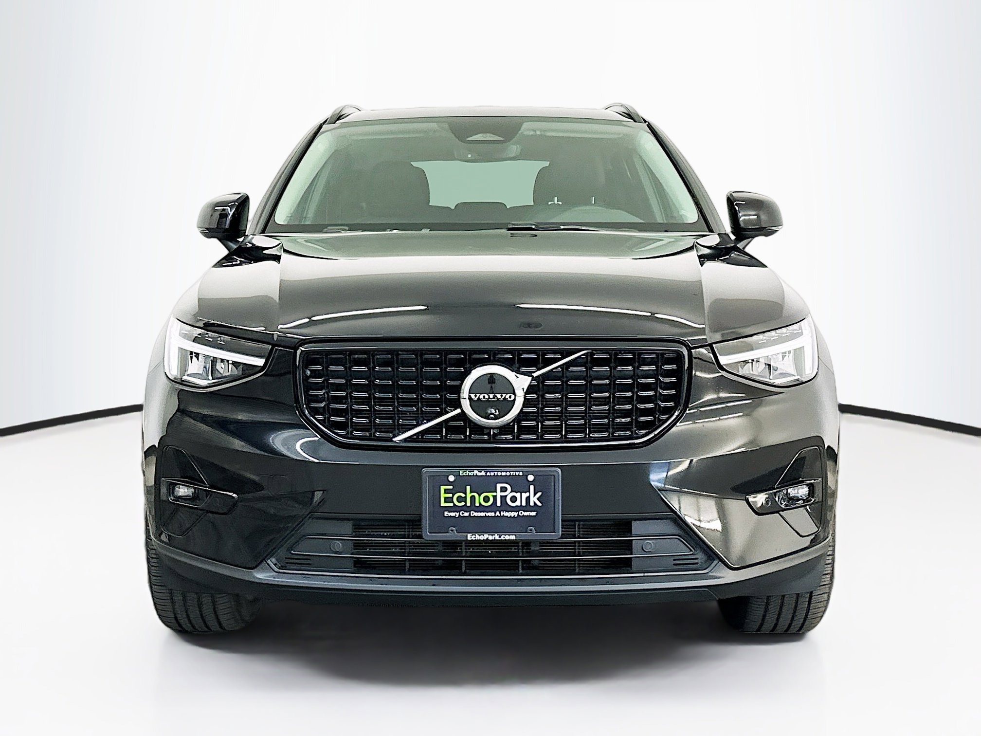 Used 2025 Volvo XC40 B5 Plus image 2