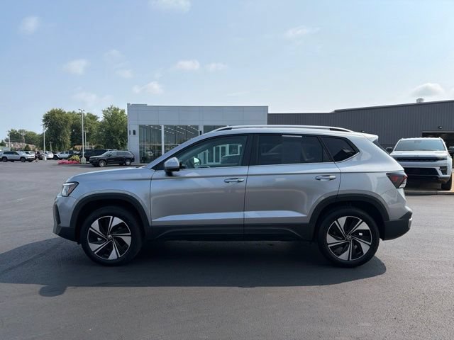 Used 2025 Volkswagen Taos SE AWD/4WD image 4