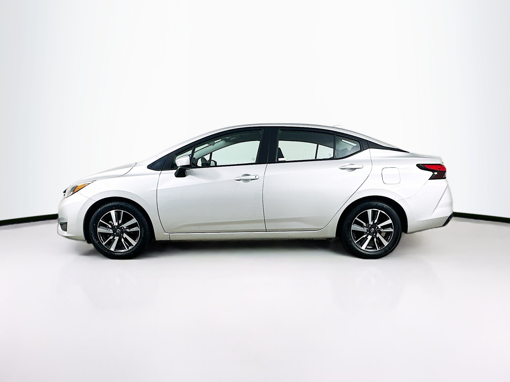 Used 2025 Nissan Versa SV FWD image 4