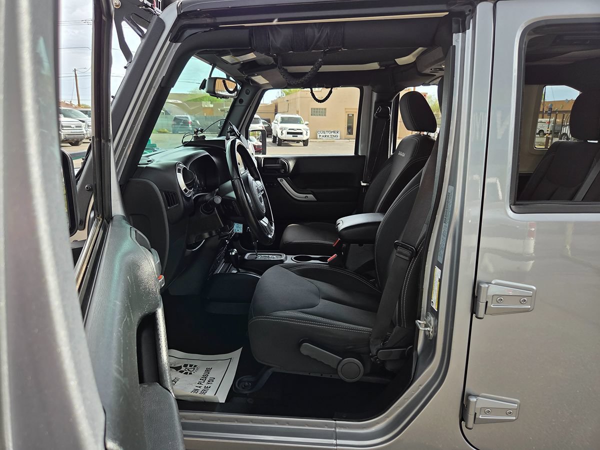 Used 2018 Jeep Wrangler Unlimited Sahara w/ Connectivity Group AWD/4WD image 47