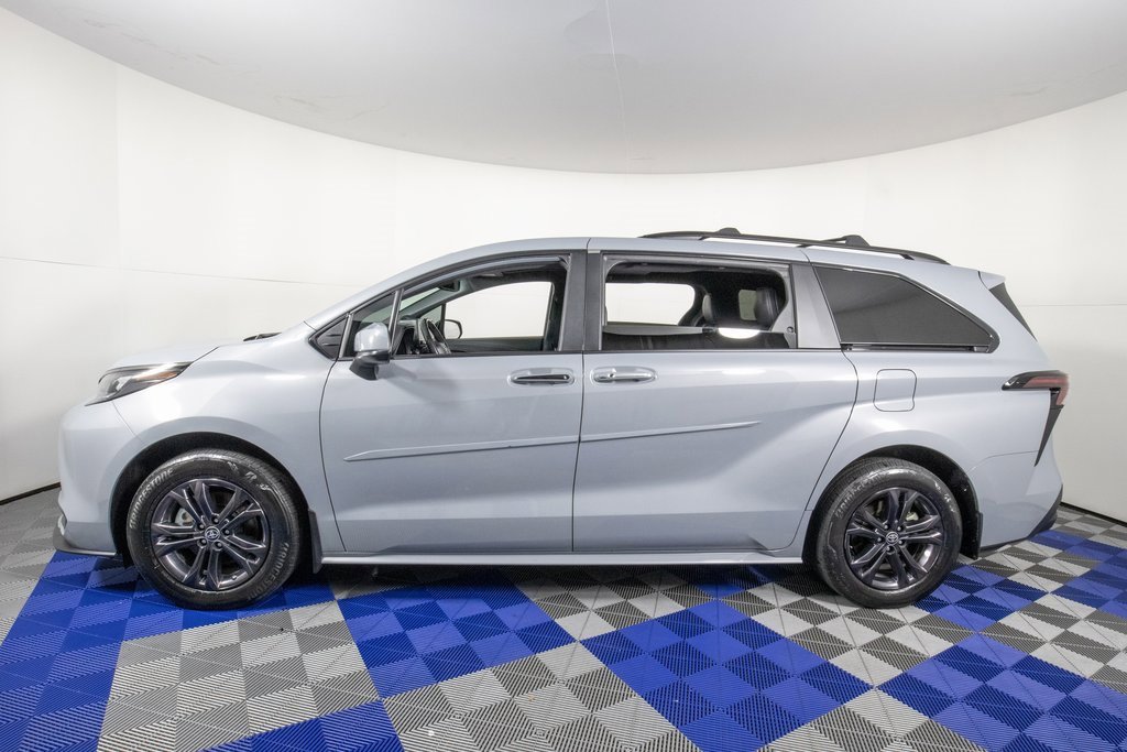 Used 2024 Toyota Sienna XLE Woodland Edition image 8