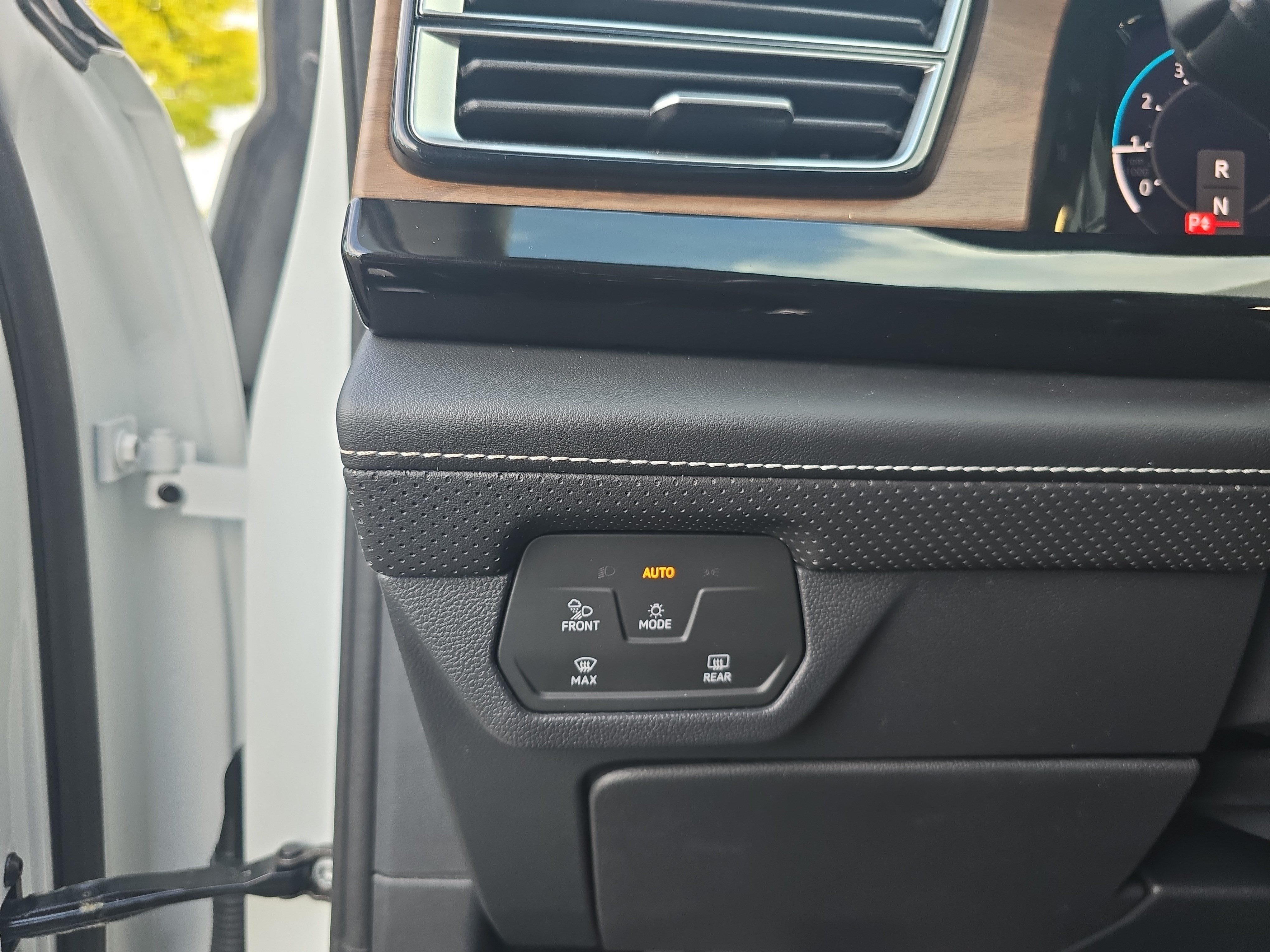 Used 2025 Volkswagen Atlas SE FWD image 22