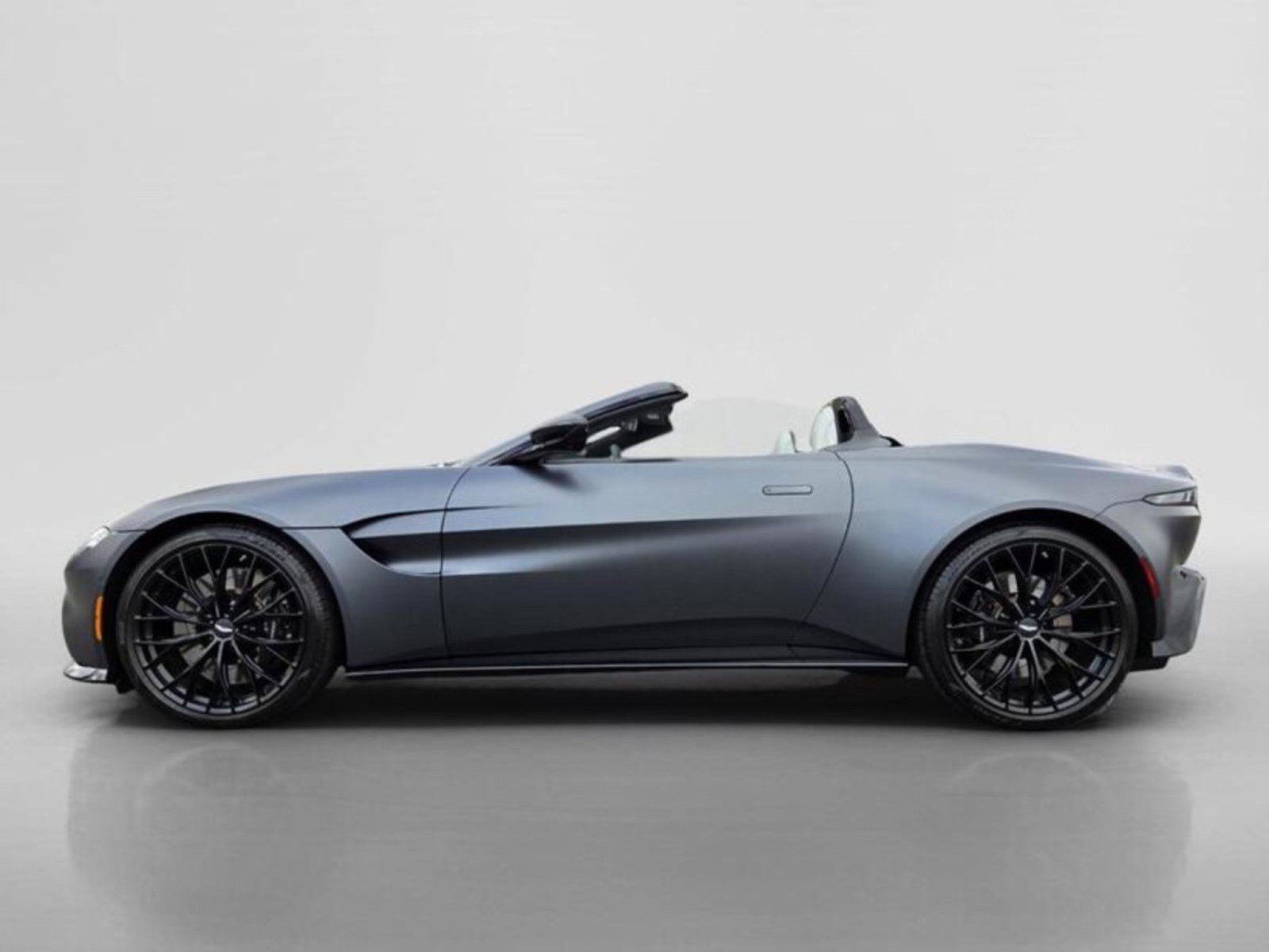 Used 2023 Aston Martin V8 Vantage Roadster RWD image 2