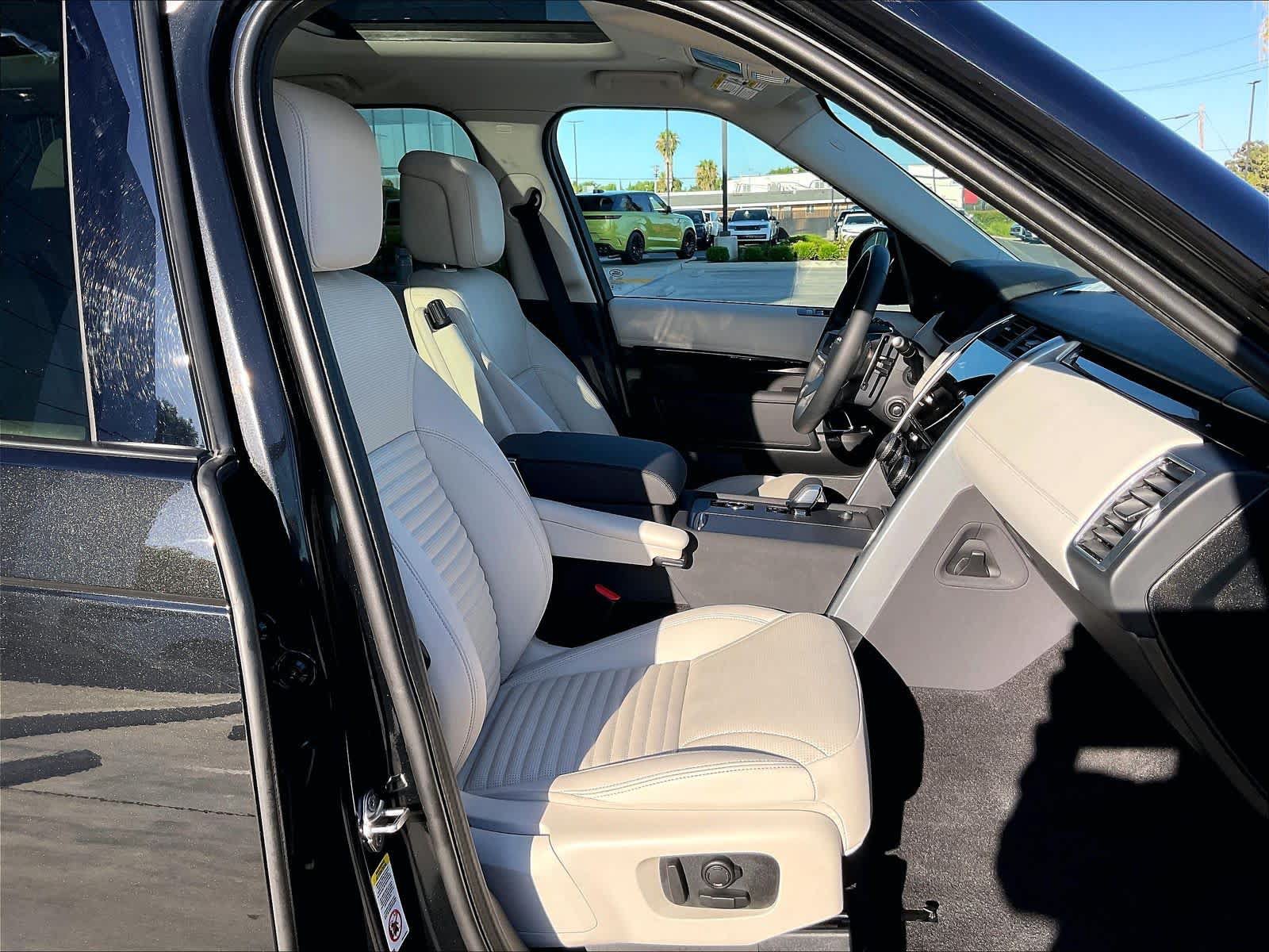 Used 2025 Land Rover Discovery S AWD/4WD image 9