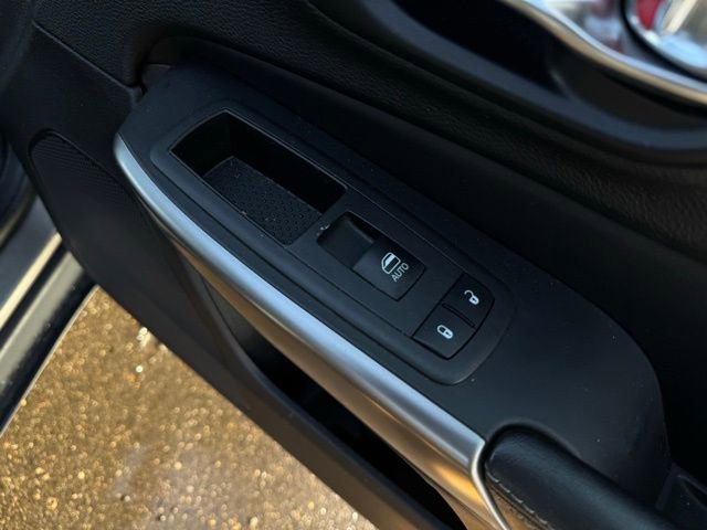 Used 2021 Jeep Cherokee Latitude Lux w/ Comfort/Convenience Group image 16