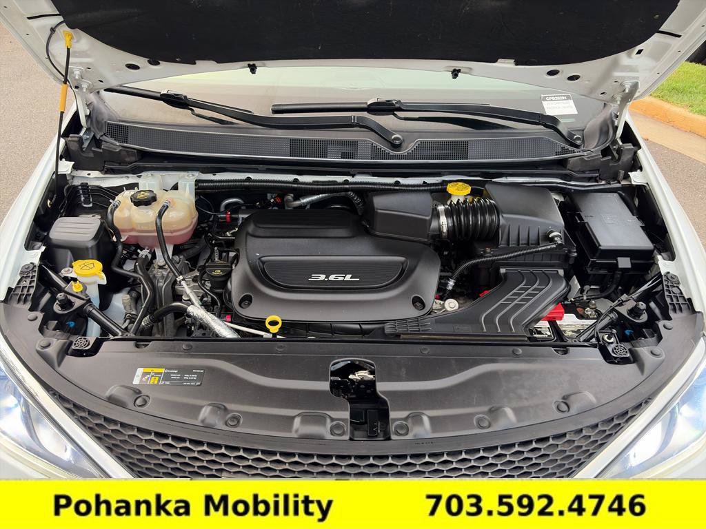 Used 2018 Chrysler Pacifica Touring-L FWD image 33
