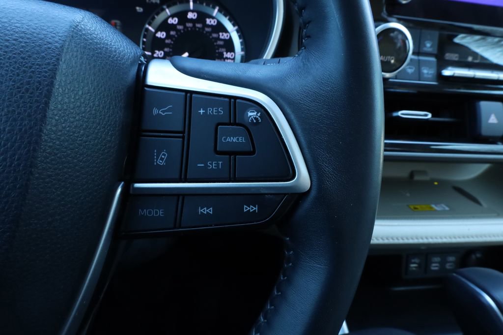 Used 2023 Toyota Highlander XLE image 31