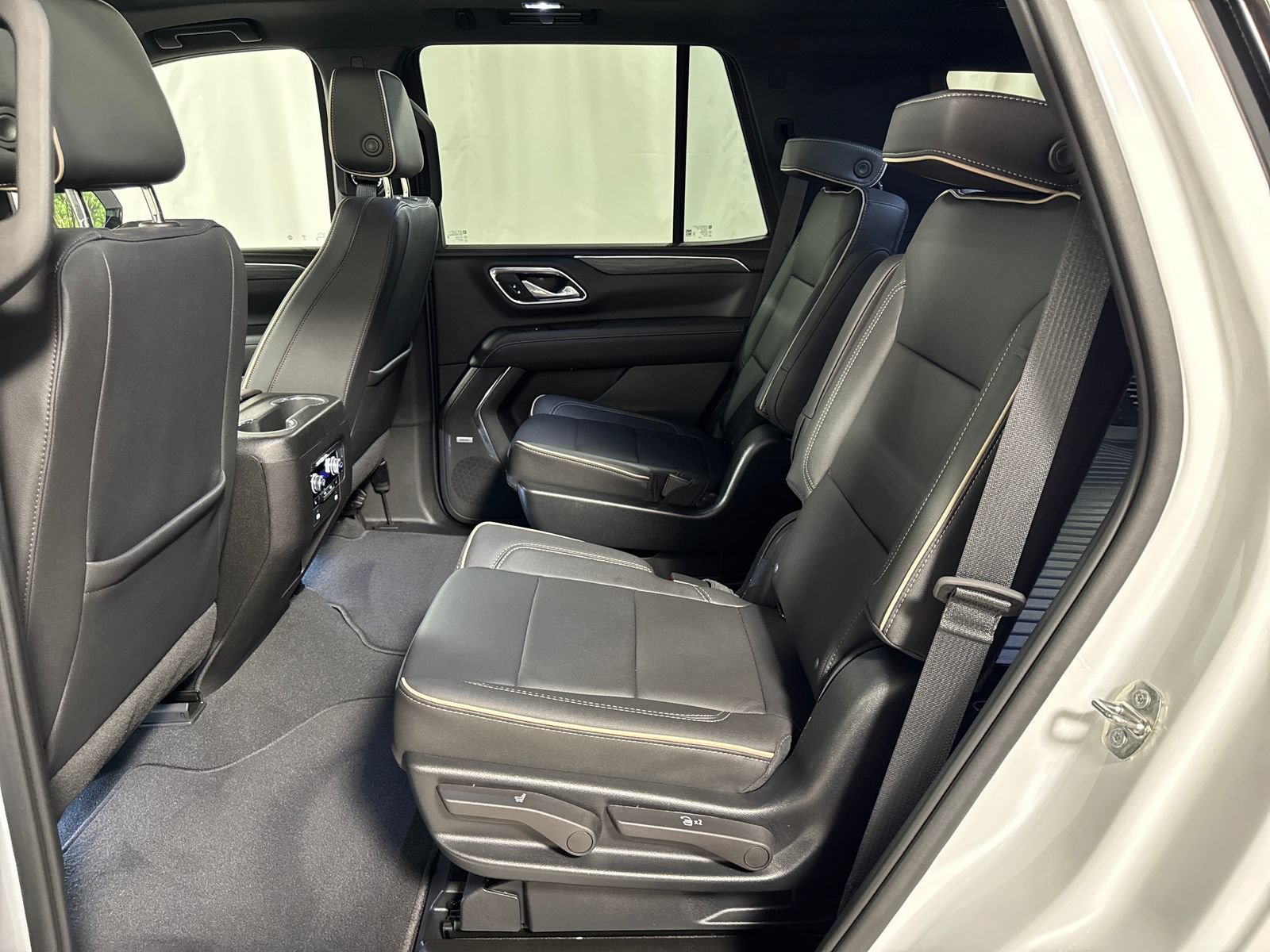 Used 2023 GMC Yukon SLT w/ SLT Premium Package AWD/4WD image 5