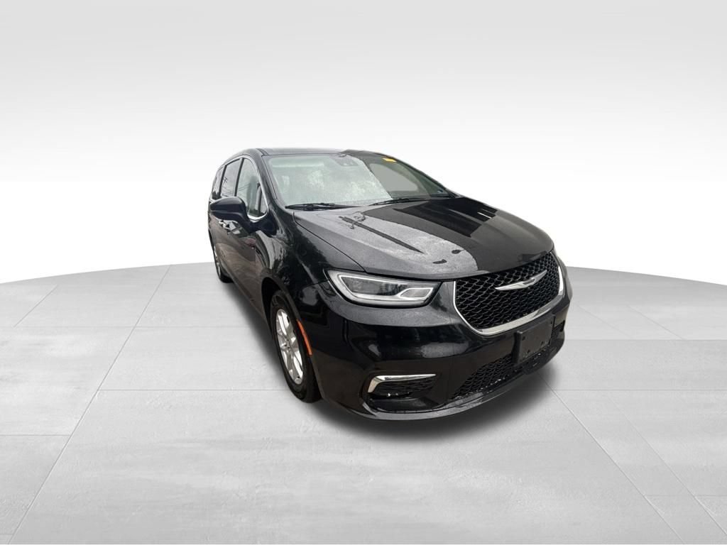Used 2023 Chrysler Pacifica Touring-L FWD image 9