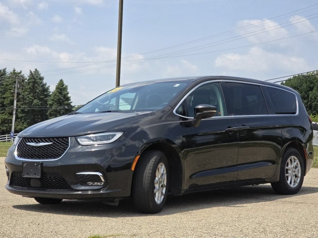 Used 2023 Chrysler Pacifica Touring-L FWD image 13
