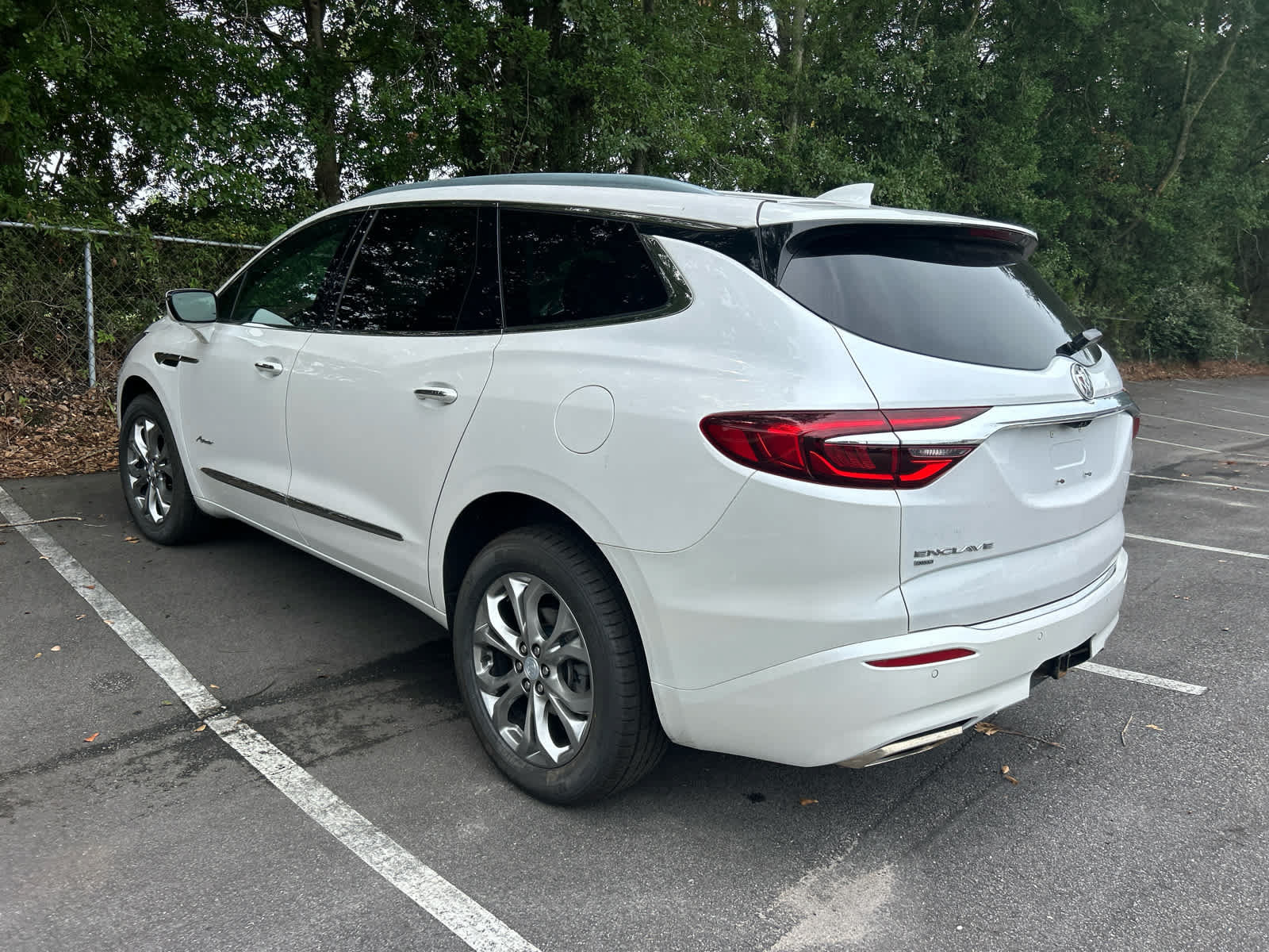 Used 2021 Buick Enclave Avenir w/ Avenir Technology Package AWD/4WD image 2