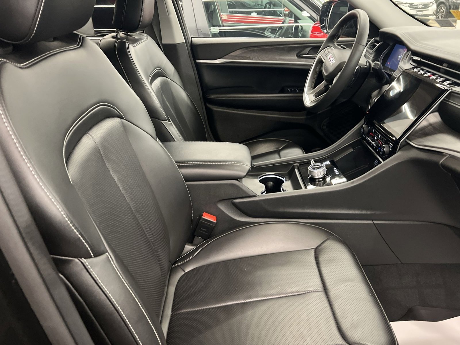 Used 2024 Jeep Grand Cherokee Limited w/ Luxury Tech Group II image 24