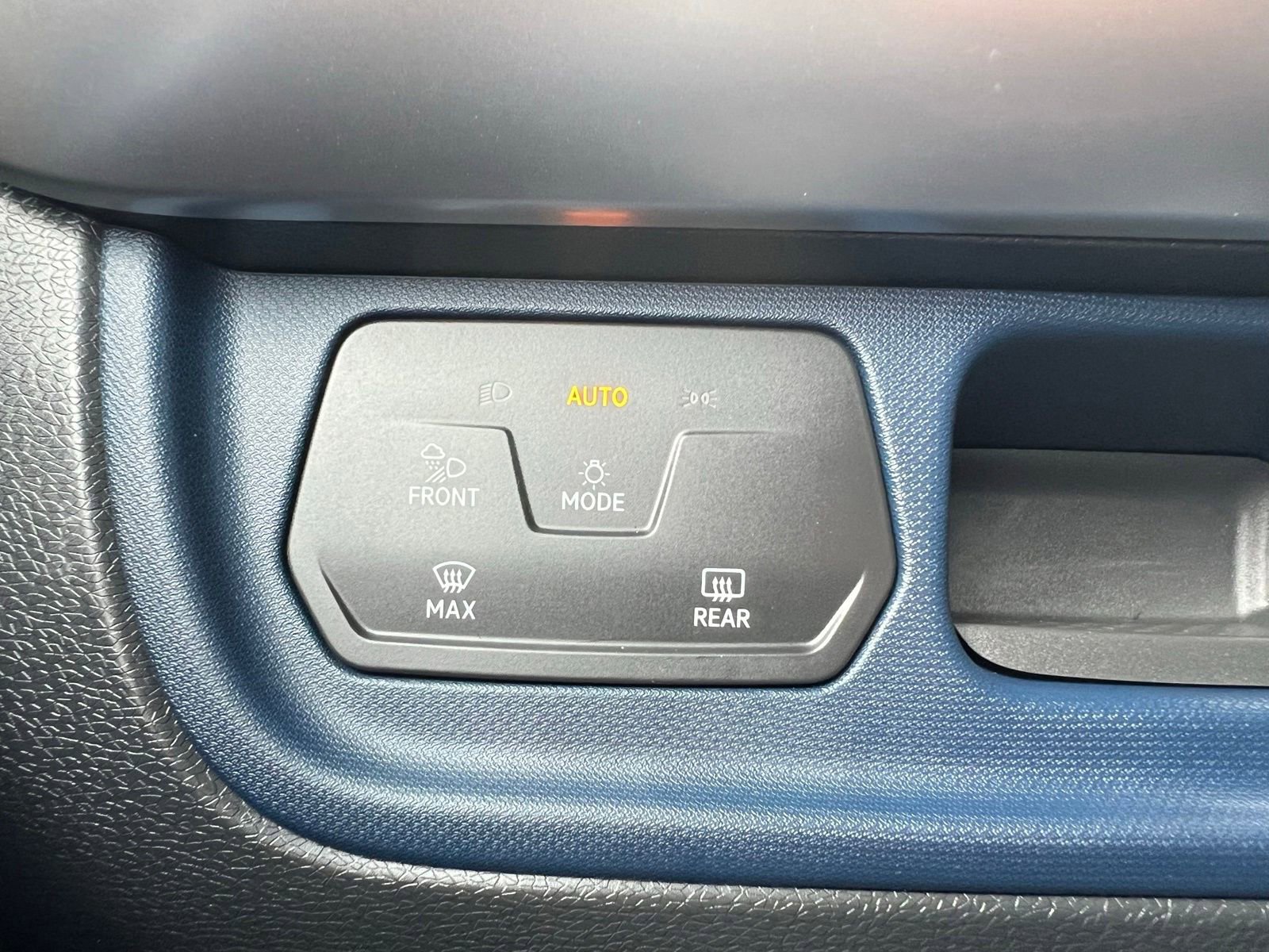 Used 2025 Volkswagen ID. Buzz Pro S RWD image 34