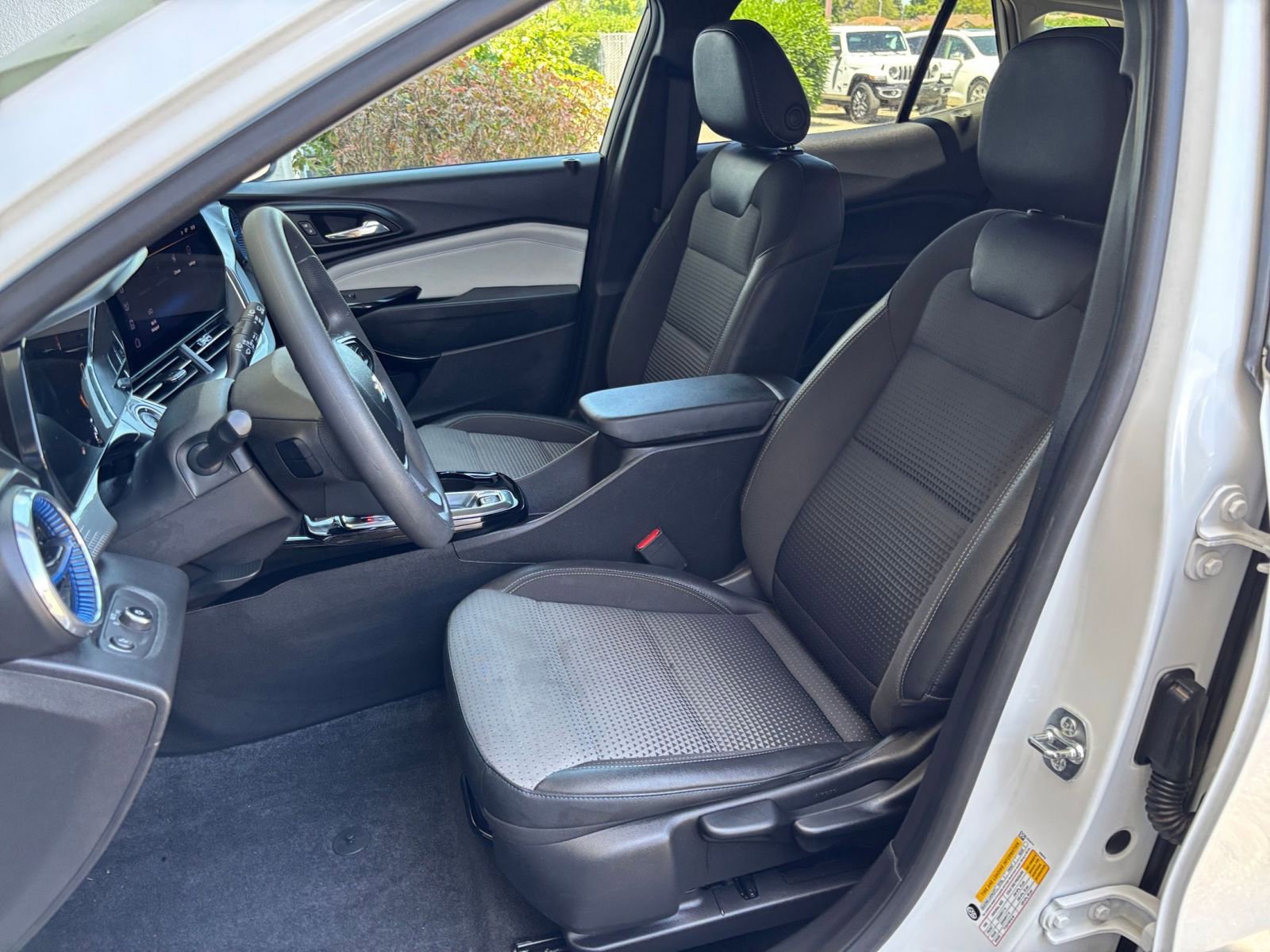 Used 2025 Chevrolet Trax LT FWD image 36