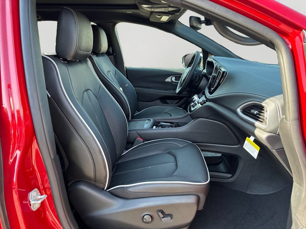 New 2027 Chrysler Pacifica Limited AWD/4WD image 12