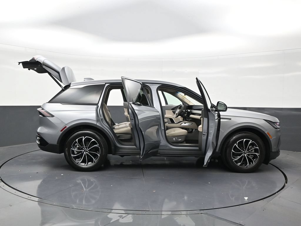Used 2024 Lincoln Nautilus Premier AWD/4WD image 30