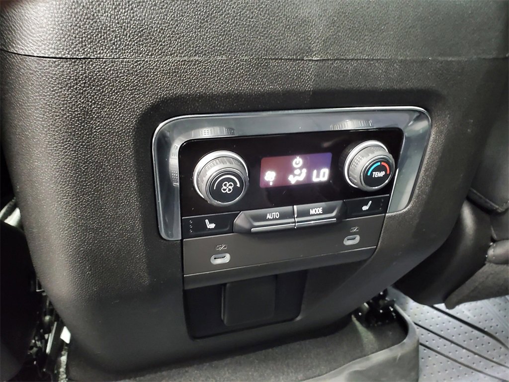 Used 2023 Chevrolet Suburban Z71 w/ Luxury Package image 31