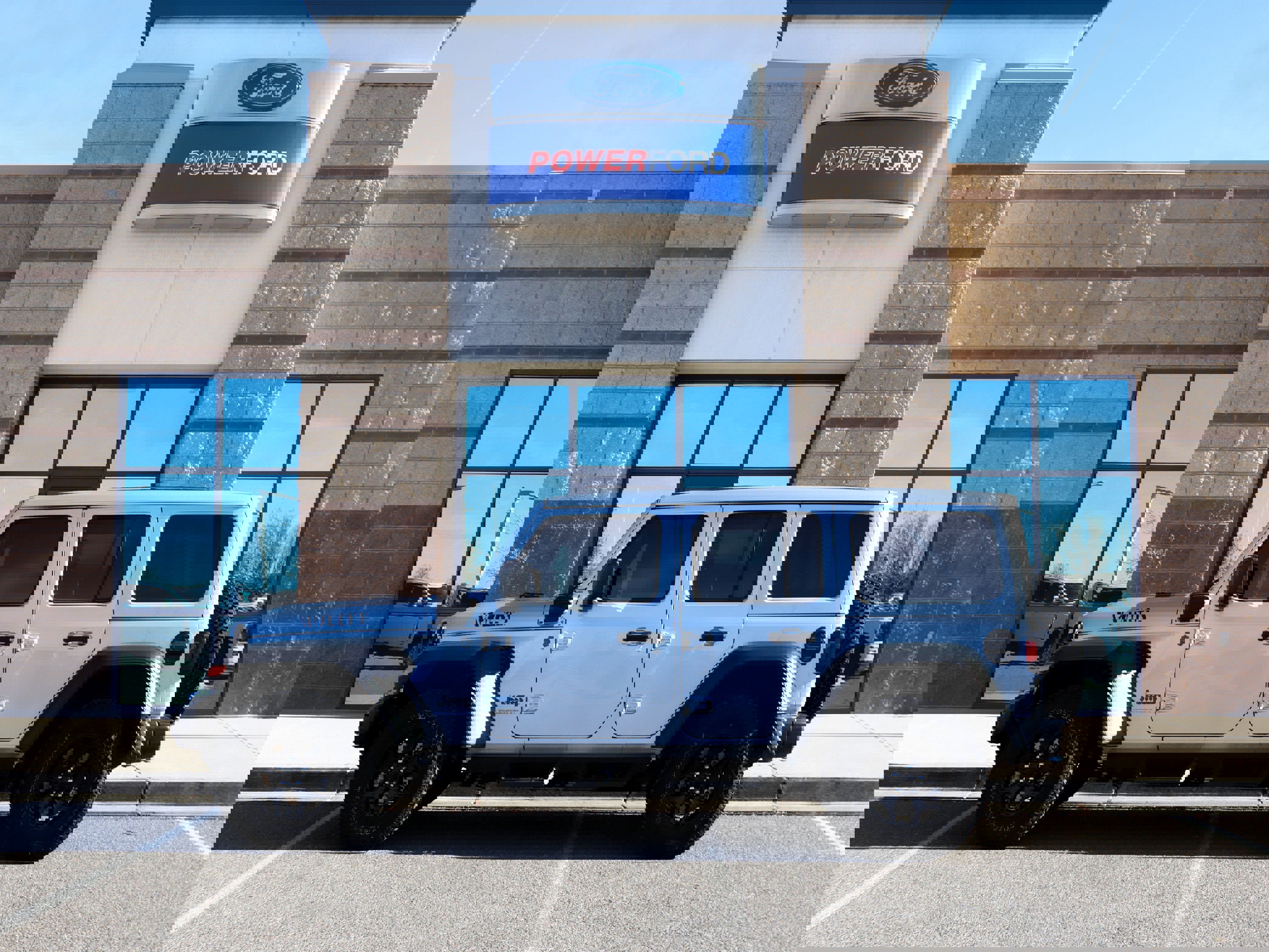 Used 2023 Jeep Wrangler Unlimited w/ Sun & Screen Package image 9