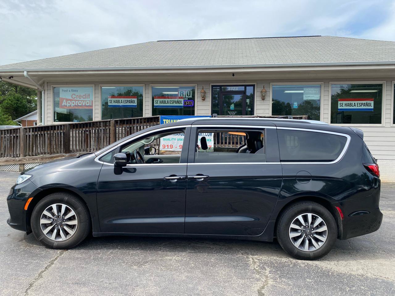 Used 2021 Chrysler Pacifica Touring-L FWD image 6