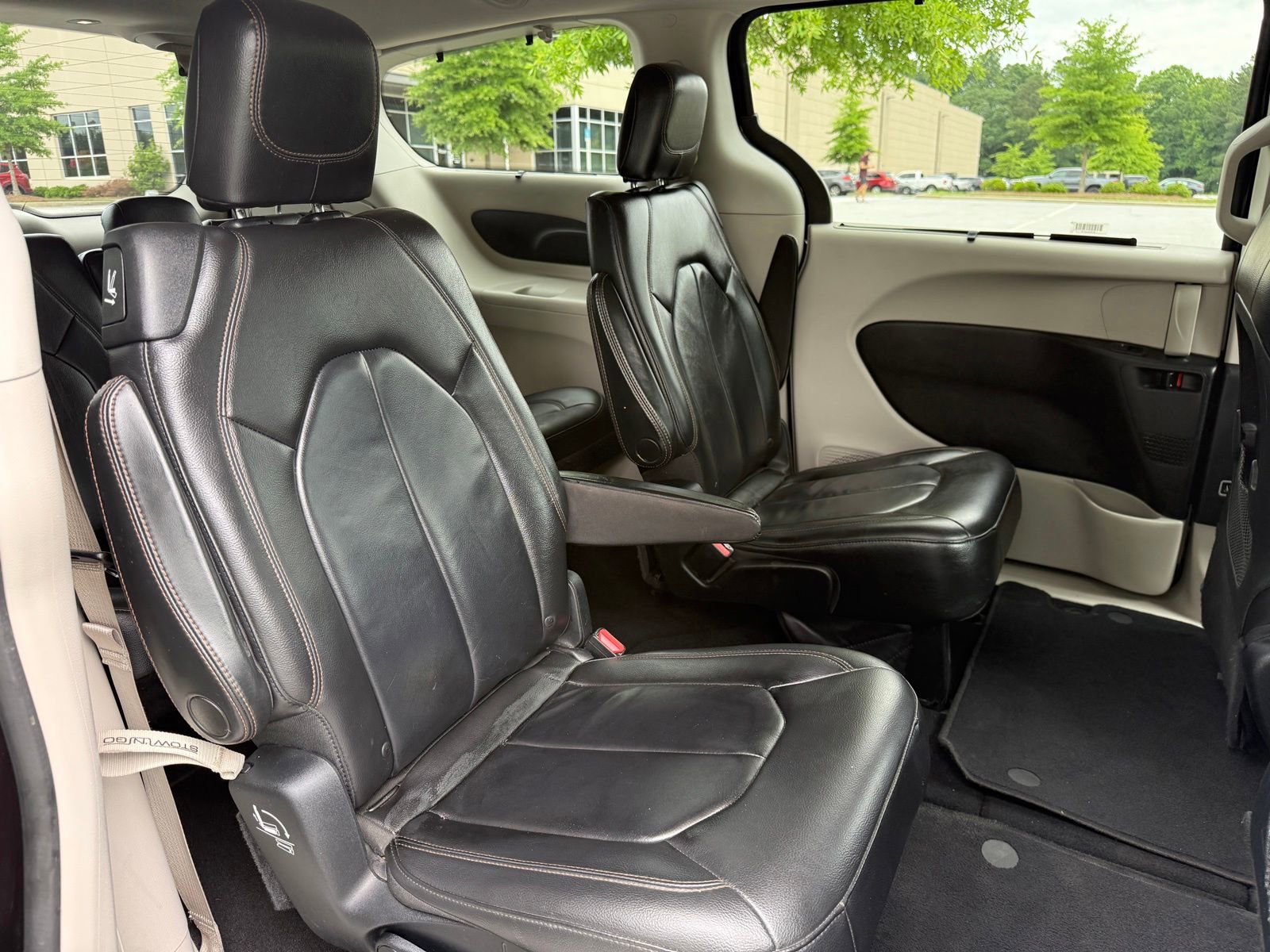 Used 2017 Chrysler Pacifica Touring-L FWD image 41