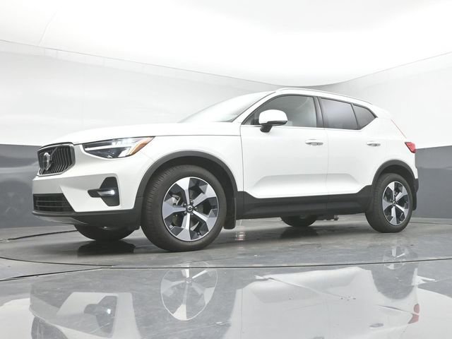 Used 2023 Volvo XC40 B4 Plus w/ Protection Package Premier image 38