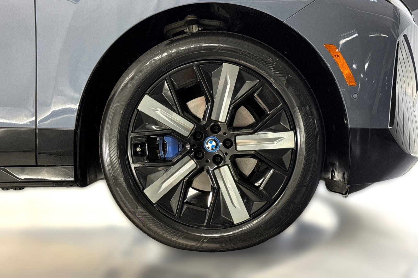 Used 2023 BMW iX xDrive50 w/ Sport Package AWD/4WD image 12