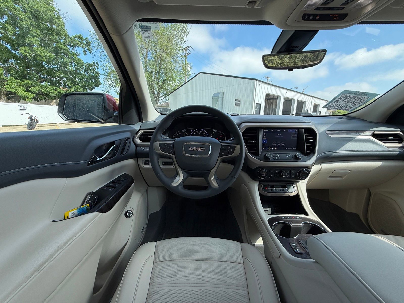 Used 2023 GMC Acadia Denali w/ Denali Ultimate Package AWD/4WD image 2