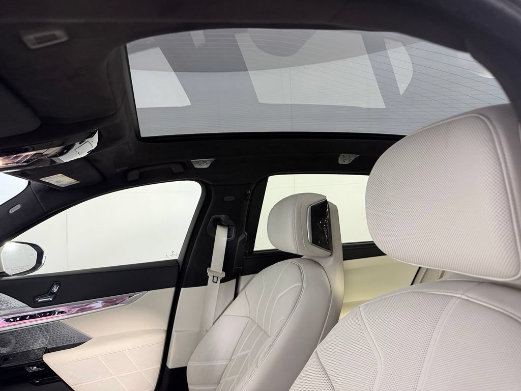 Used 2023 BMW i7 xDrive60 w/ Parking Assistance Package AWD/4WD image 20