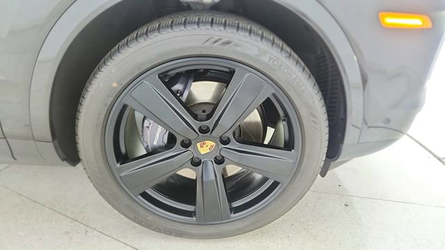Used 2025 Porsche Cayenne w/ Premium Package image 58