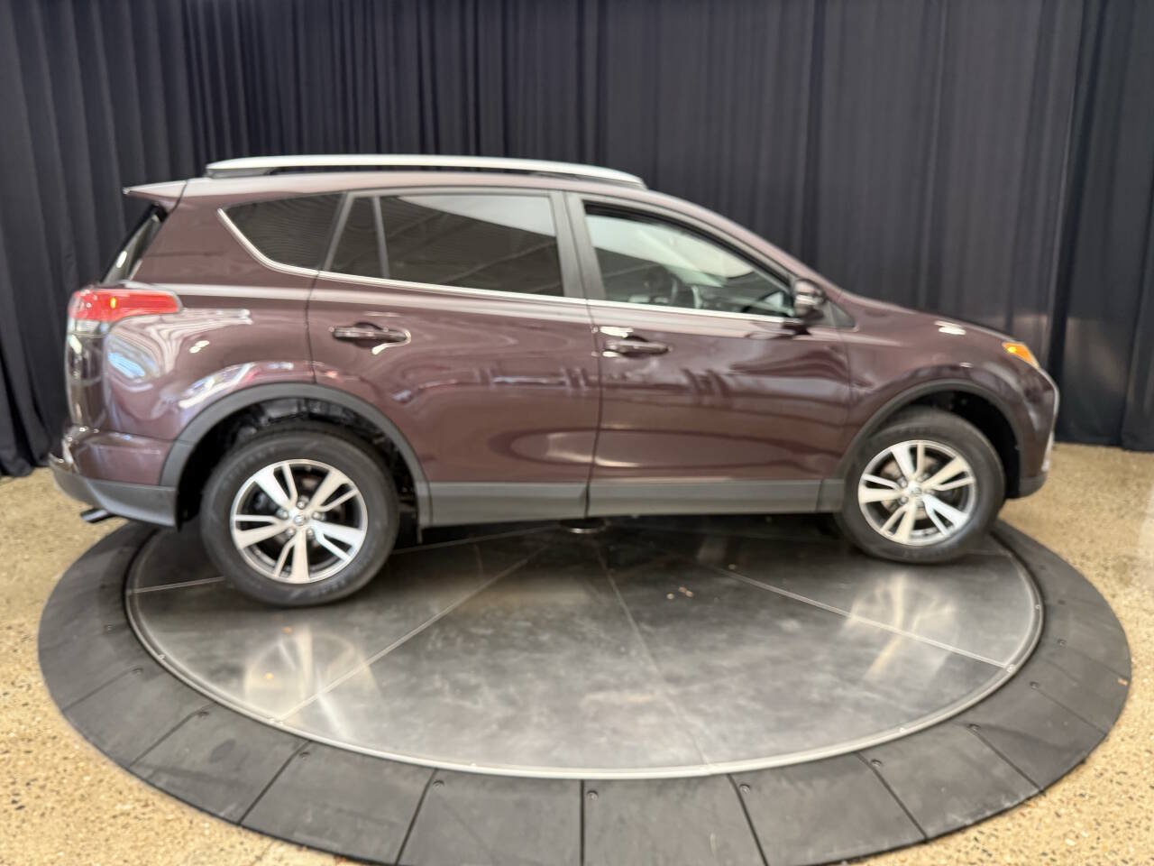 Used 2017 Toyota RAV4 XLE AWD/4WD image 7