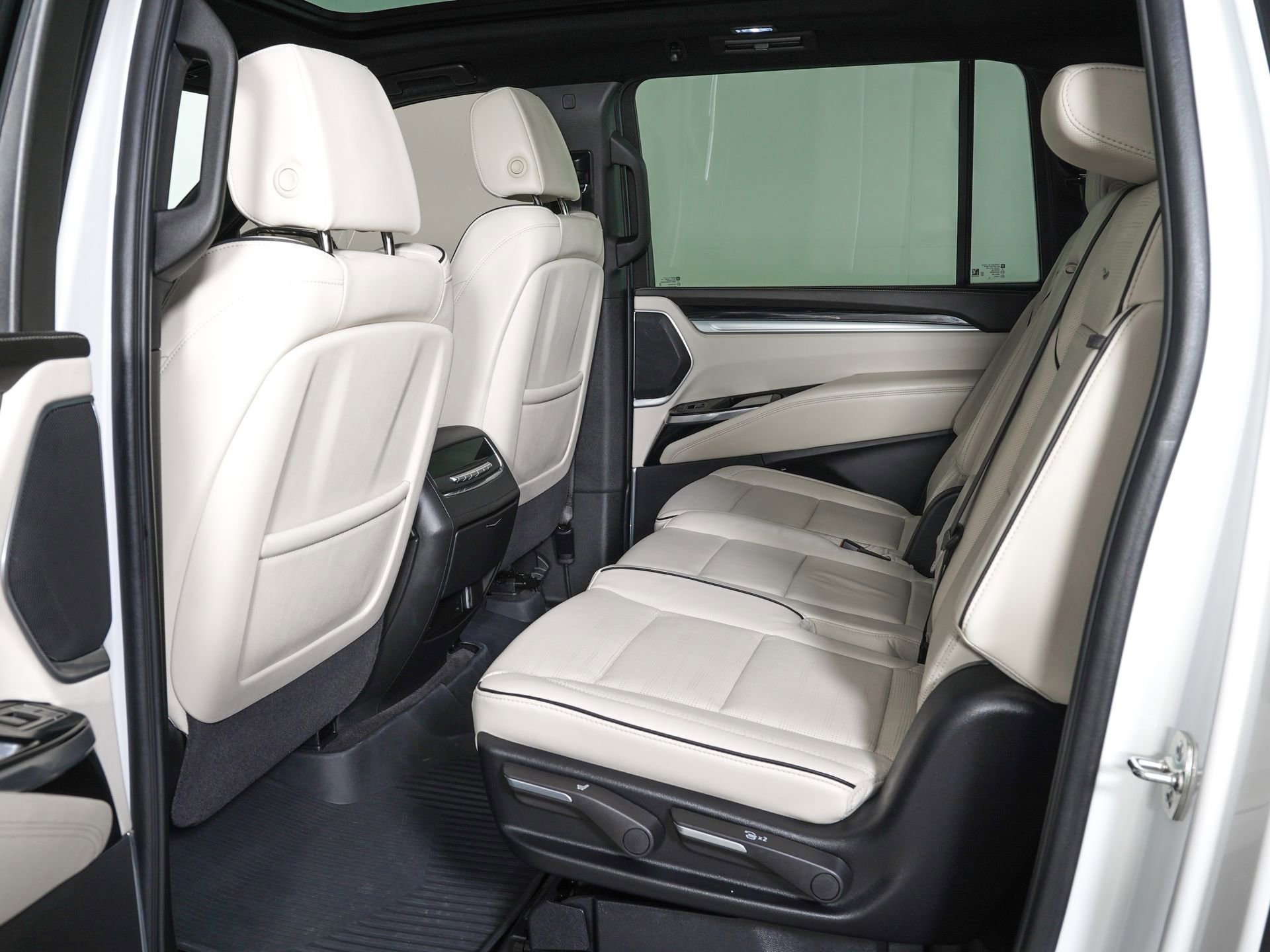 Used 2025 Cadillac Escalade ESV Sport w/ LPO, ONYX Package AWD/4WD image 14