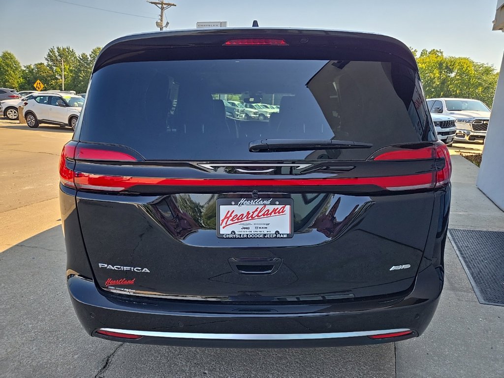 New 2027 Chrysler Pacifica Select w/ Family Tech Group AWD/4WD image 11