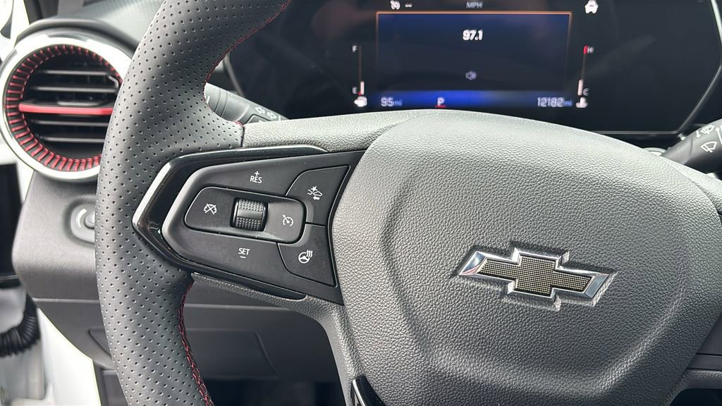 Used 2025 Chevrolet Trax RS w/ Sunroof Package image 17