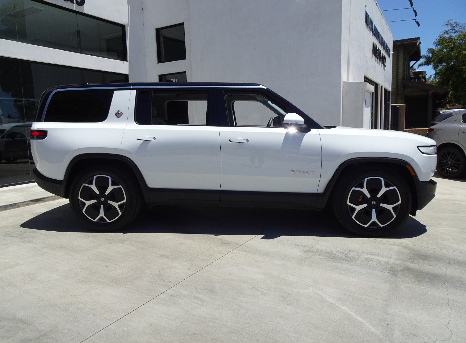 Used 2024 Rivian R1S Adventure AWD/4WD image 8