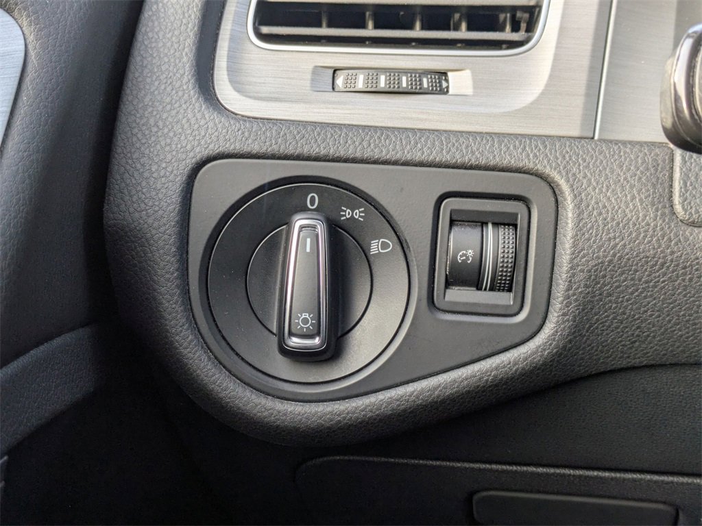 Used 2016 Volkswagen Golf S image 17