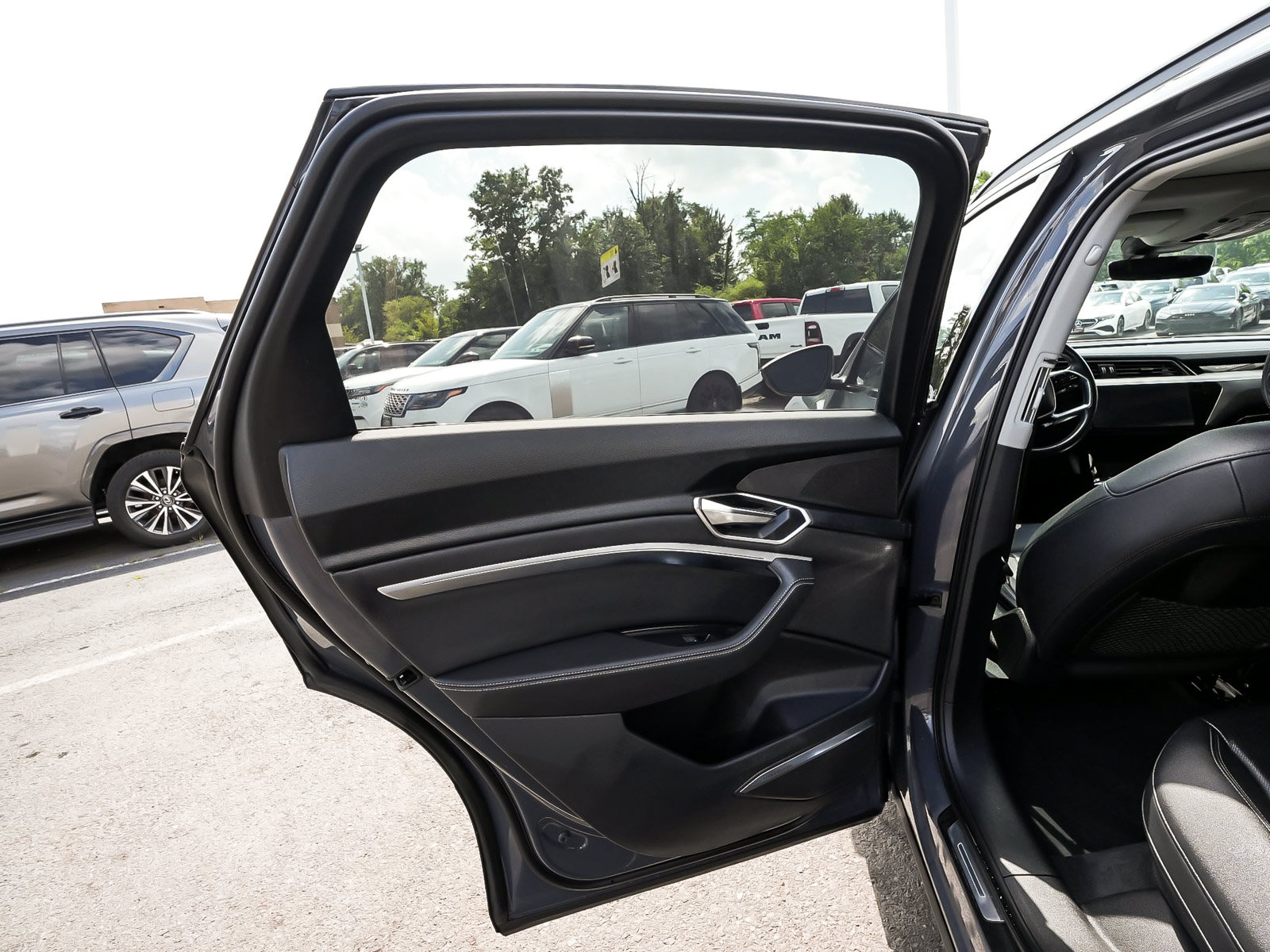 Used 2024 Audi Q8 e-tron Premium Plus w/ Premium Plus Package AWD/4WD image 13