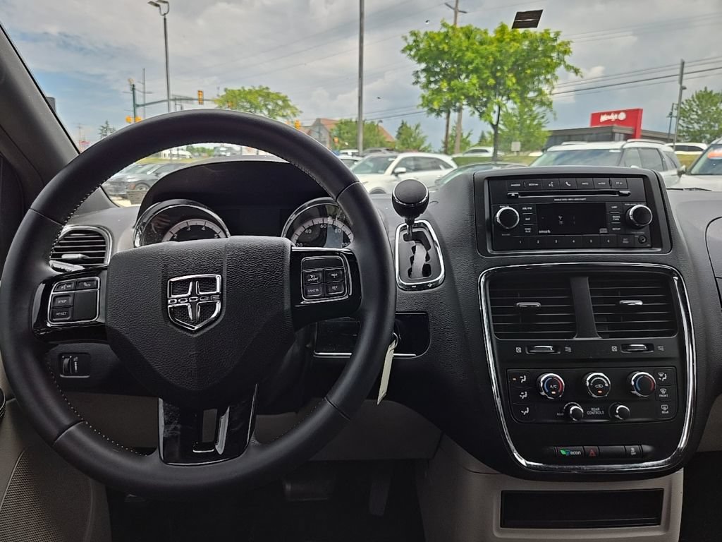 Used 2016 Dodge Grand Caravan SE FWD image 32