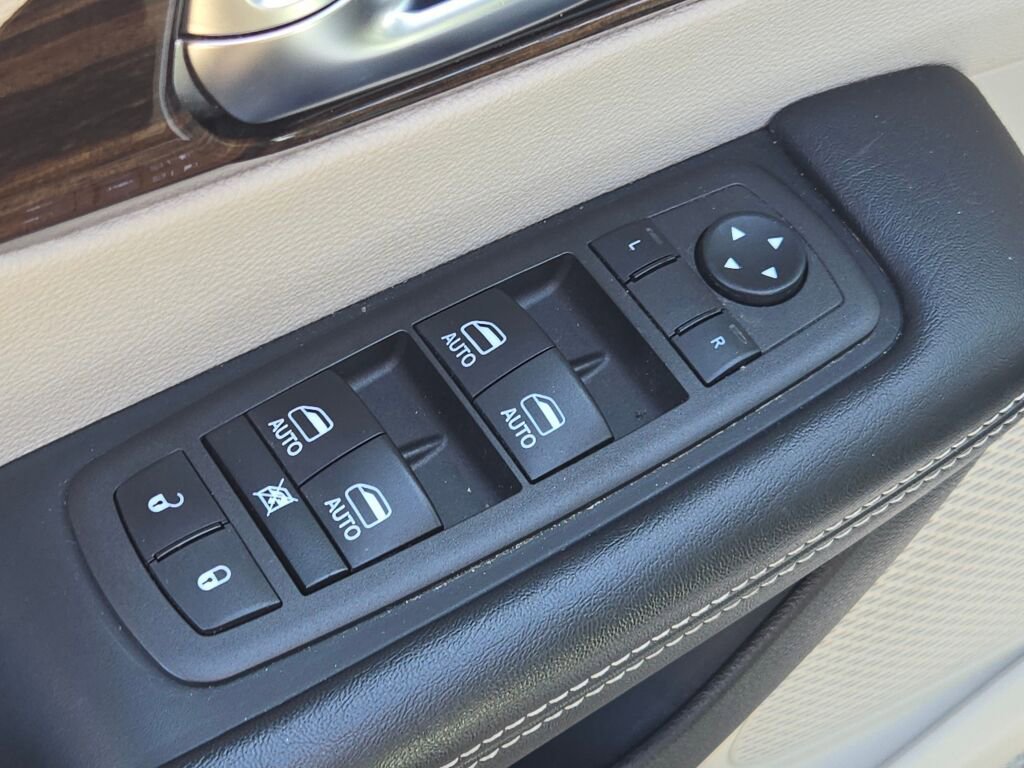 Used 2021 Chrysler Pacifica Limited w/ Uconnect Theater Family Group image 25