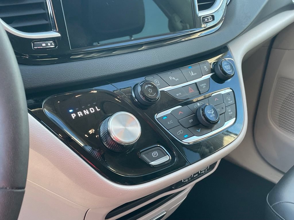 Used 2024 Chrysler Pacifica Touring-L FWD image 17