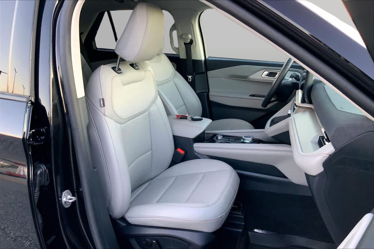 Used 2025 Ford Explorer Active w/ Active Comfort Package RWD image 9