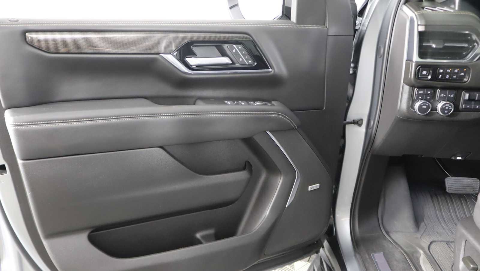 Used 2025 GMC Yukon Elevation w/ Elevation Premium Package AWD/4WD image 16