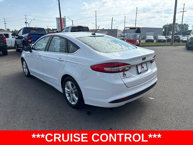 Used 2018 Ford Fusion SE w/ Fusion SE Technology Package FWD image 5