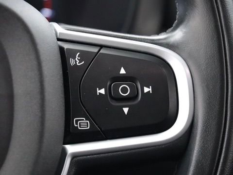 Used 2018 Volvo XC60 T6 Momentum w/ Vision Package image 18